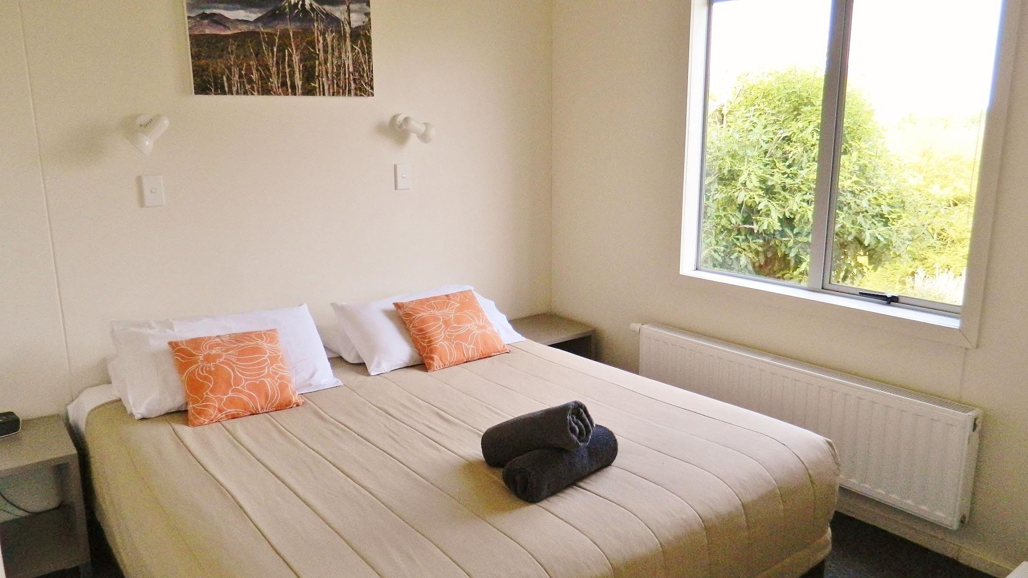 陶波德布雷思汽车旅馆 外观 照片 A bedroom at a motel