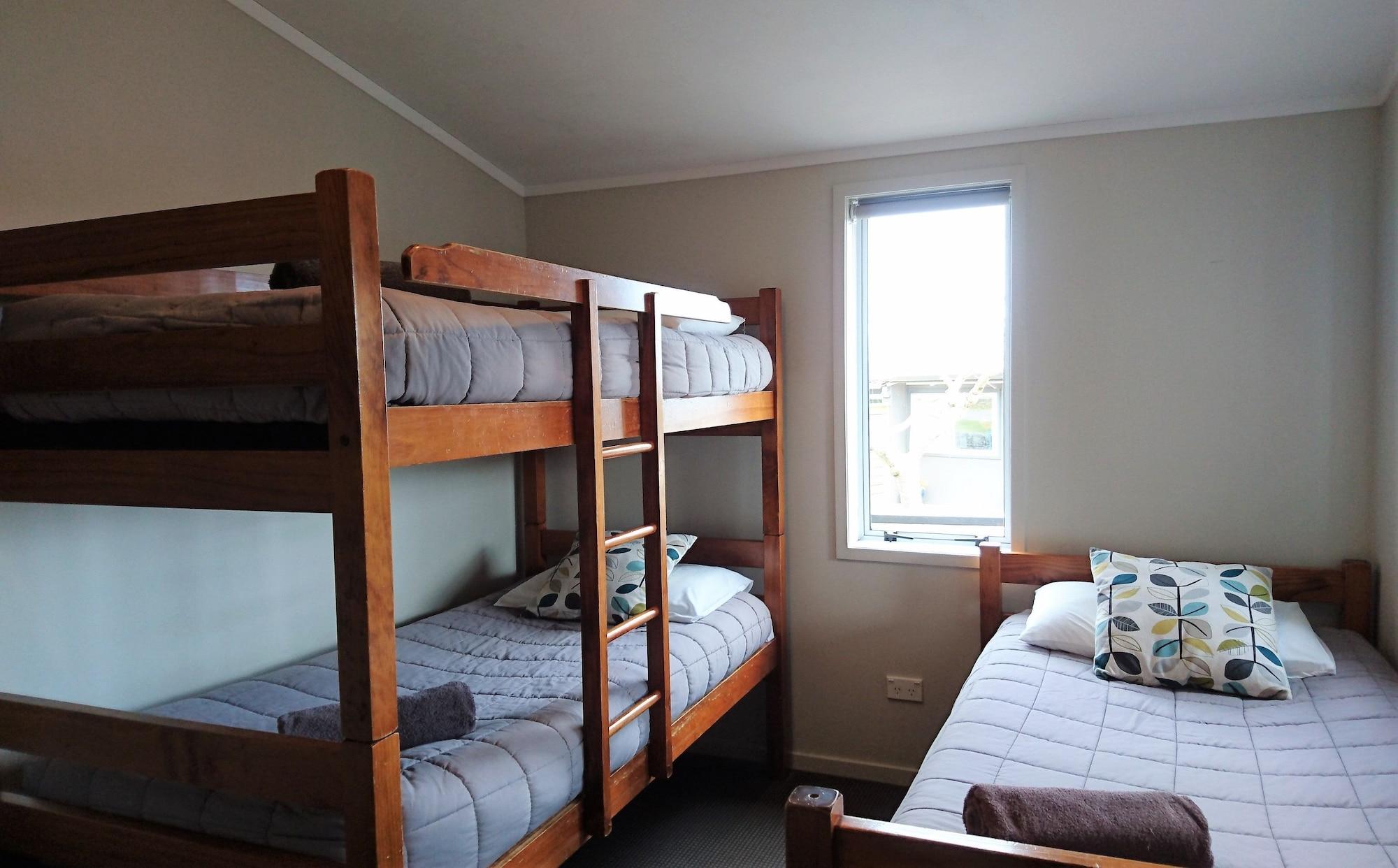 陶波德布雷思汽车旅馆 外观 照片 A typical room at a backpackers' hostel in New Zealand