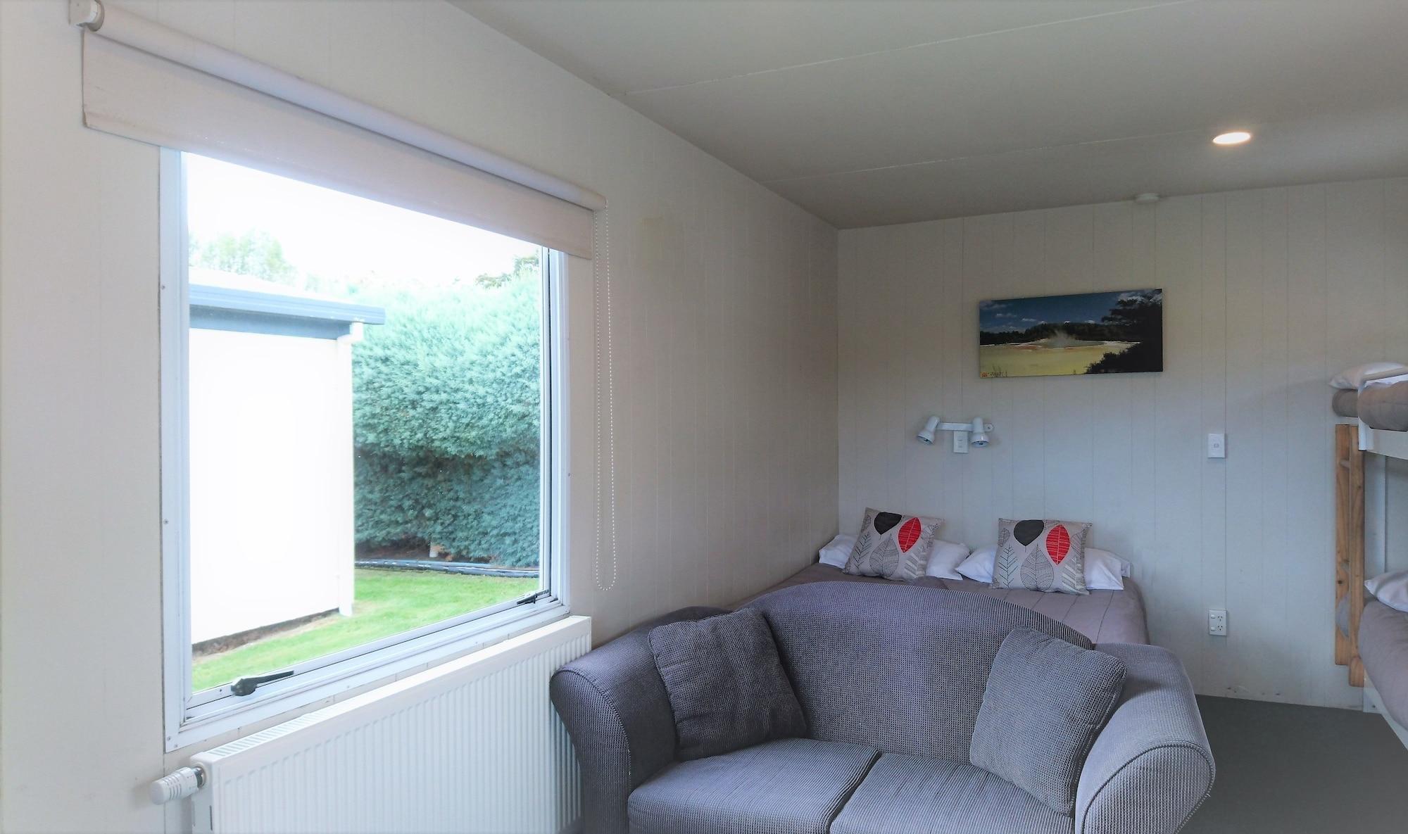 陶波德布雷思汽车旅馆 外观 照片 A living room with a radiator