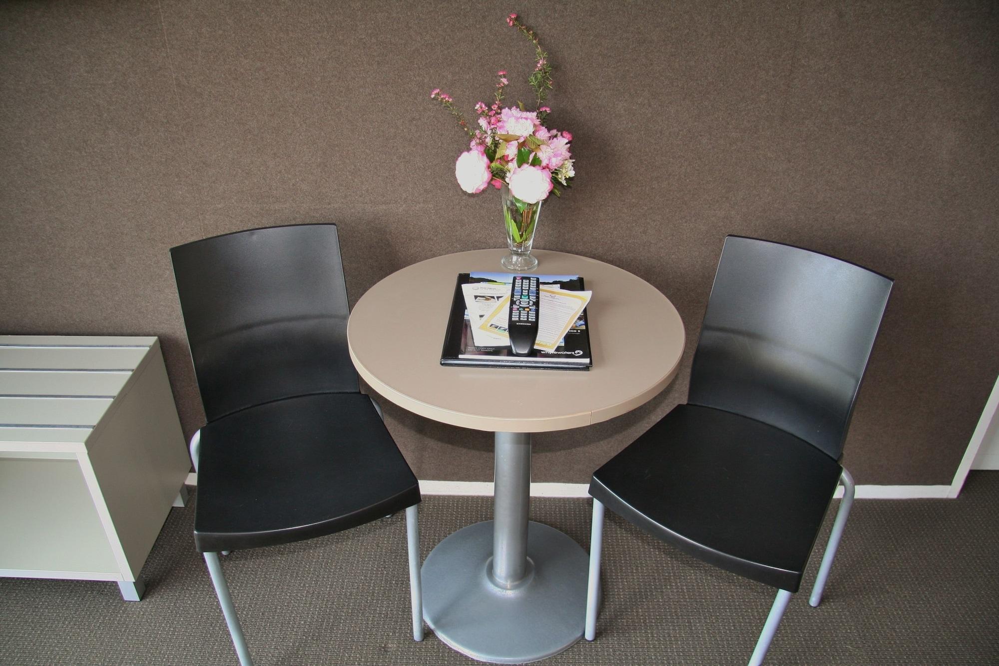 陶波德布雷思汽车旅馆 外观 照片 A table and two chairs